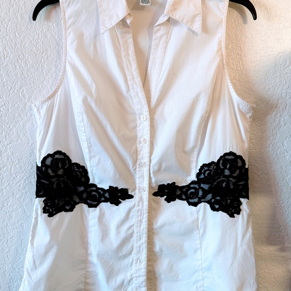 White House Black Market Elegant White Sleeveless Top with Black Lace Accents